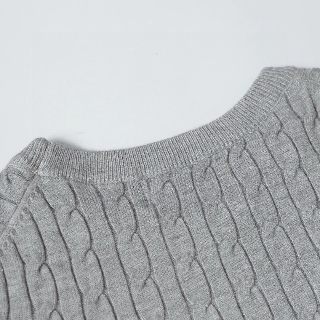 P186 Style No.: 601 -Ralph Lauren RL classic war horse logo embroidered pullover long-sleeved sweater on the chest -The item is made of custom-dyed and custom-spun yarn, purchased from the original version. A full set of customized accessories. Details determine success or failure. Heavy new autumn and winter product. High weight. Soft and delicate. The upper body effect is very nice. Loose fit. Women's model. -Color: white, gray, navy blue, red, khaki, blue, pink. -Sizes: S / M/ Ｌ S size 80-100 jins, M size 100-120 jins, Large size 120-135 jins